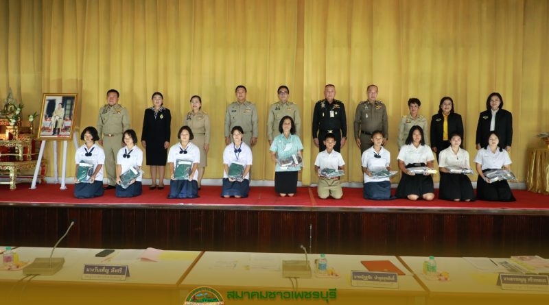 นายยุทธนา หยิมการุณ นายกสมาคมชาวเพชรบุรี มอบหมายให้กรรมการสมาคมชาวเพชรบุรี เป็นผู้แทนสมาคมชาวเพชรบุรี มอบเงินสนับสนุนโครงการชุดลูกเสือ/เนตรนารีสำหรับนักเรียนที่ขาดแคลนของจังหวัดเพชรบุรี จำนวน 111ชุด เพื่อเทิดพระเกียรติพระบาทสมเด็จพระมงกุฏเกล้าเจ้าอยู่หัว รัชกาลที่ 6 พระบิดาแห่งการลูกเสือไทย