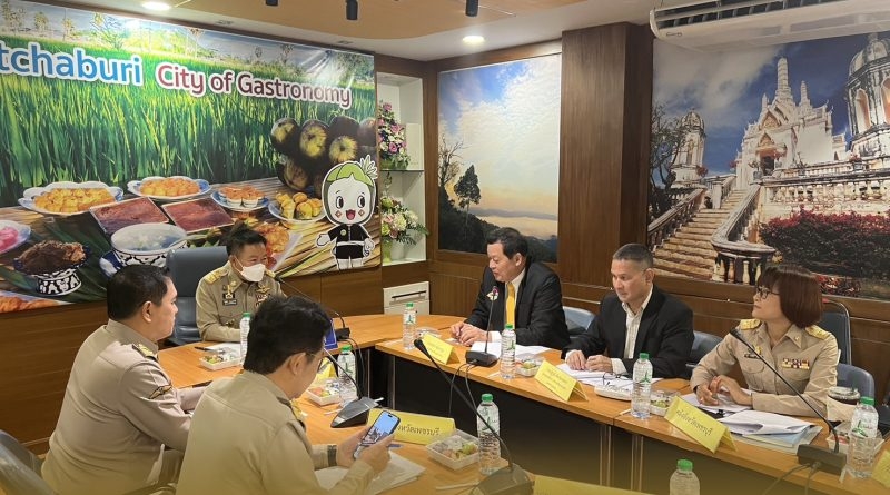 นายุทธนา หยิมการุณ นายกสมาคมชาวเพชรบุรี ในฐานะ ผู้ทรงคุณวุฒิด้านการบริหารและการจัดการ จังหวัดเพชรบุรี เข้าร่วมประชุมครั้งแรก ร่วมประชุม อกพ จังหวัดเพชรบุรี