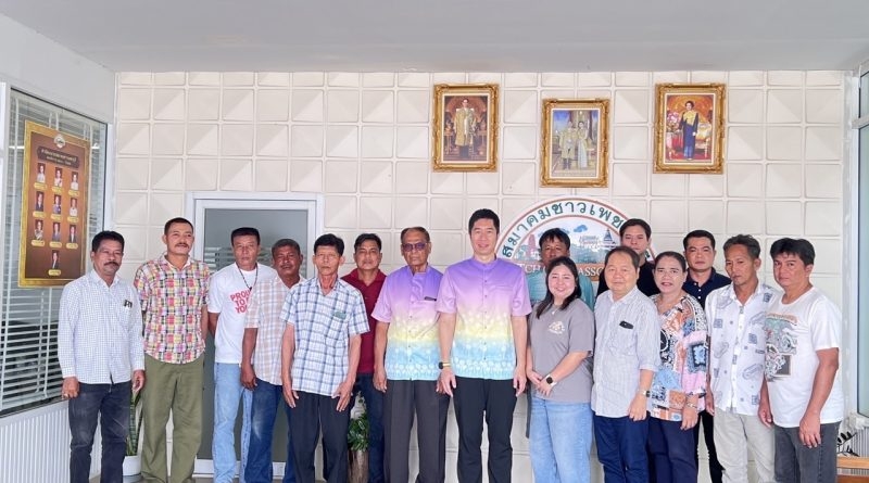 นายณรรฐพล ภัยลี้ นายกองค์การบริหารส่วนตำบลธงชัย นำสมาชิกสภาองค์การบริหารส่วนตำบลธงชัย มาสมัครวิ่งเพชรบุรีมาราธอน ครั้งที่ 4 เพื่อสนับสนุนกิจกรรมของสมาคมชาวเพชรบุรีณ ที่ทำการสมาคมชาวเพชรบุรี