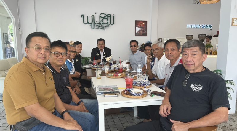 คณะกรรมการ สมาคมชาวเพชรบุรี ประชุมนอกรอบ ณ ร้าน พูนสุข (POON SOOK CAFE) ศูนย์การค้าเคเบิ้ลอาเขต ชอยคลองชลประทาน อําเภอเมือง จังหวัดเพชรบุรี เพื่อหารือ การประชุมใหญ่