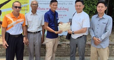 ตัวแทนสมาคมชาวเพชรบุรี มอบเงินจำนวน 300,000 บาท ให้กับกลุ่มศิลปิน 47 และโรงแรมรอยัลไดมอน เพื่อใช้ในการจัดกิจกรรมการประกวดภาพหุ่นสีน้ำผึ้ง เพ้นท์เพชรบุรี ปี 3