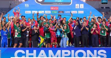 นายยุทธนา หยิมการุณ อุปนายกสมาคมกีฬาฟุตบอลแห่งประเทศไทย ในพระบรมราชูปถัมภ์เป็นผู้แทนสมาคมฯ มอบถ้วยรางวัลชนะเลิศการแข่งขันฟุตบอลรายการ “BYD SEALS LEAGUE2” (ไทยลีก 2) ฤดูกาล 2025/26 ให้กีบทีมสโมสรราษีไศล ยูไนเต็ด