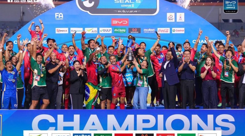 นายยุทธนา หยิมการุณ อุปนายกสมาคมกีฬาฟุตบอลแห่งประเทศไทย ในพระบรมราชูปถัมภ์เป็นผู้แทนสมาคมฯ มอบถ้วยรางวัลชนะเลิศการแข่งขันฟุตบอลรายการ “BYD SEALS LEAGUE2” (ไทยลีก 2) ฤดูกาล 2025/26 ให้กีบทีมสโมสรราษีไศล ยูไนเต็ด