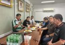 นายวรวุฒิ วิบูลย์ศิริชัย ประธานสโมสรเพชรบุรี PBRU FC(อุปนายกสมาคมชาวเพชรบุรี) ประชุมคณะทํางาน ทีมฟุตบอล เพื่อเตรียมทีม คัดตัวนักเตะ เยาวชน ในจังหวัดเพชรบุรี เพื่อมาเล่นฟุตบอลอาชีพ