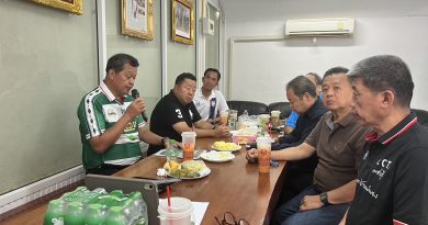 นายวรวุฒิ วิบูลย์ศิริชัย ประธานสโมสรเพชรบุรี PBRU FC(อุปนายกสมาคมชาวเพชรบุรี) ประชุมคณะทํางาน ทีมฟุตบอล เพื่อเตรียมทีม คัดตัวนักเตะ เยาวชน ในจังหวัดเพชรบุรี เพื่อมาเล่นฟุตบอลอาชีพ