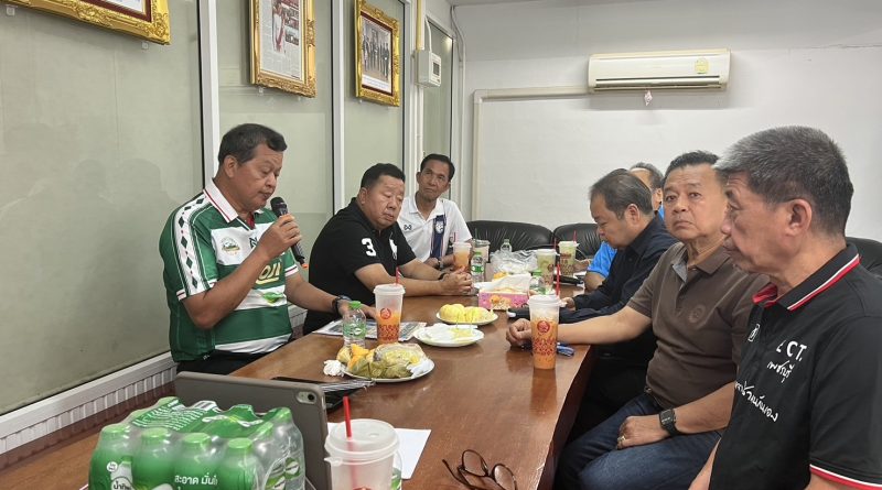 นายวรวุฒิ วิบูลย์ศิริชัย ประธานสโมสรเพชรบุรี PBRU FC(อุปนายกสมาคมชาวเพชรบุรี) ประชุมคณะทํางาน ทีมฟุตบอล เพื่อเตรียมทีม คัดตัวนักเตะ เยาวชน ในจังหวัดเพชรบุรี เพื่อมาเล่นฟุตบอลอาชีพ