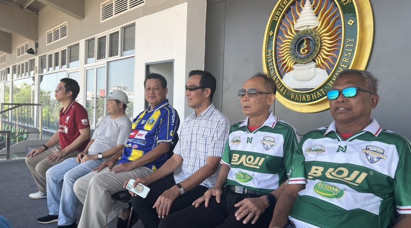 นายวรวุฒิ วิบูลย์ศิริชัย ประธานที่ปรึกษา นายยุทธนา หยิมการุณ ประธานสโมสร นายบุญมา สิริธรังสี รองประธาน นายประหยัด แสงหิรัญ ผู้จัดการทีม ได้ร่วมสังเกตุการณ์การคัดเลือก นักเตะ เยาวชนในจังหวัดเพชรบุรี และจังหวัดใกล้เคียง เพื่อเข้ามาเล่นฟุตบอลอาชีพ ในสังกัด ทีม เพชรบุรี PBRU FC