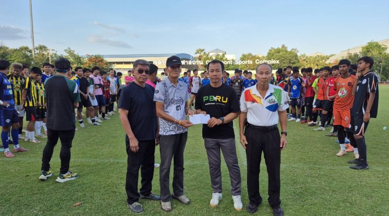 คณะทํางาน ทีมสโมสรเพชรบุรี PBRU FC นายสถิตย์ กระต่ายอินทร์ พันโทเสนาะ ปิ่นทอง นาย ภูมิพัฒน์ ปักษานนท์ เข้ามาดูแลการคัดตัวน้องๆนักเตะ เกือบ 100คน เป็นวันสุดท้ายที่จะมีการตัดตัว