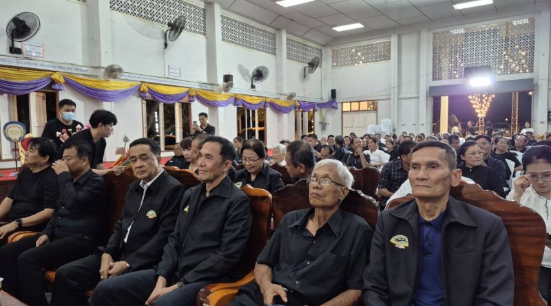 นายบุญมา สิริธรังศรี อุปนายก สมาคมชาวเพชรบุรี และคณะกรรมการเข้าร่วมงานสวดอภิธรรมศพ คุณแม่ สมพิศ ทรัพย์ชื่น คุณแม่ของ กรรมการสมาคม