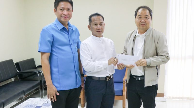 นาย ประหยัด แสงหิรัญ กรรมการสมาคมชาวเพชรบุรี เป็นตัวแทน นายวรวุฒิ วิบูลศิริชัย อุปนายกสมาคมชาวเพชรบุรี(นักเรียนเก่าโรงเรียนเบญจมฯ)มอบเงินส่วนตัวเป็นจำนวนเงิน 20,000.-(สองหมื่นบาทถ้วน)ให้กับโรงเรียนเบญจมฯเพื่อสนับสนุนกิจกรรมของโรงเรียน ในนามสมาคมชาวเพชรบุรี